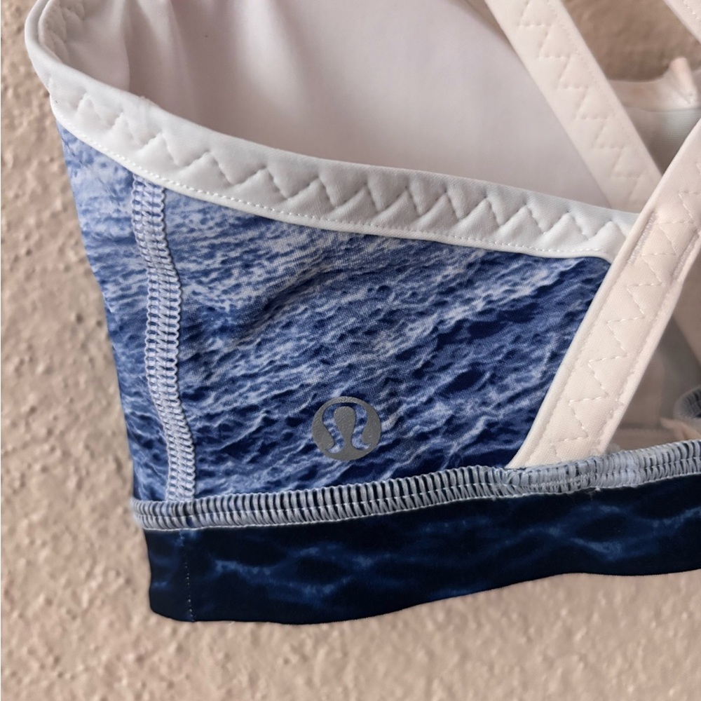 Lululemon Water Bound Bra in Ombre Wave White Navy, size 6 - Picture 9 of 9